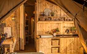 Kochen im Abendlicht